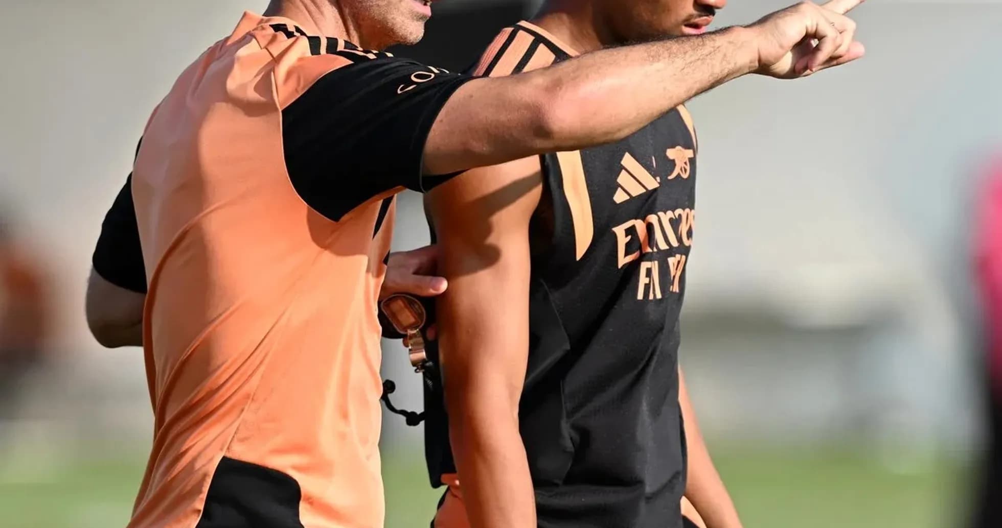 Entrenador dando instrucciones a jugador en entrenamiento Entrenador dando instrucciones a jugador en entrenamiento