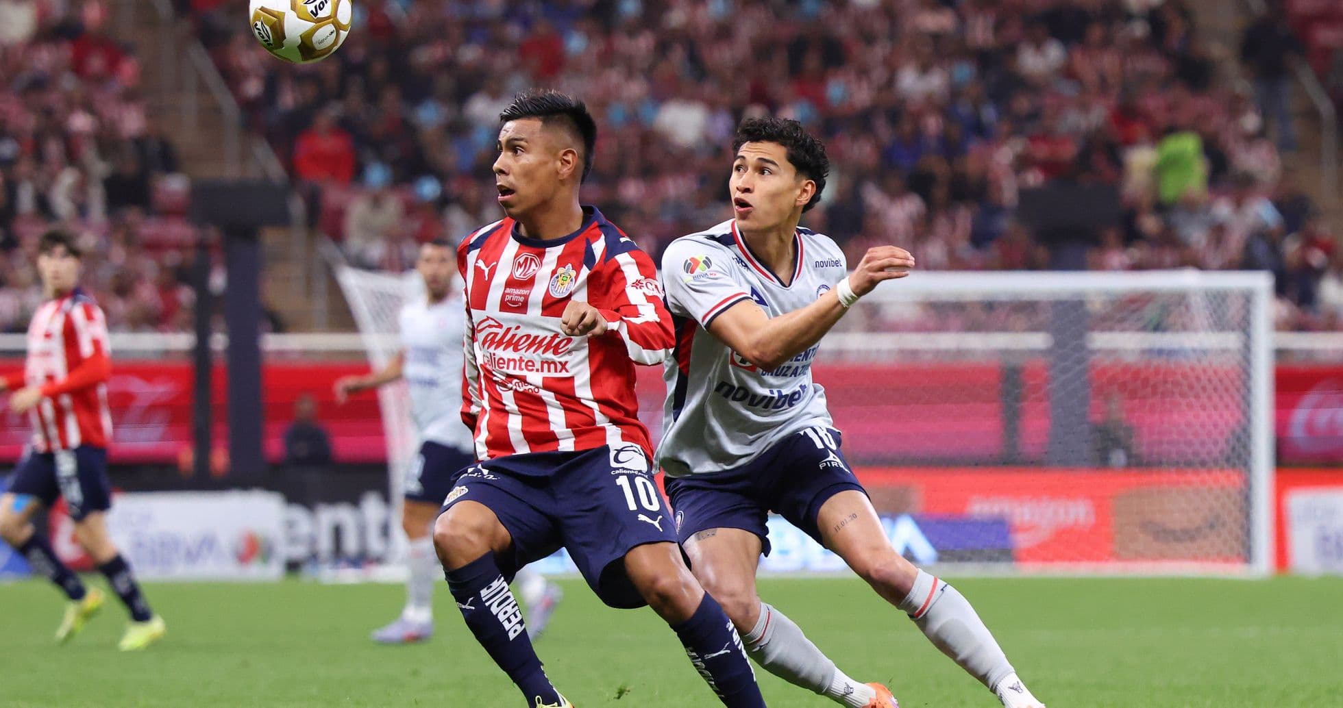 Jugadores de Chivas y Cruz Azul disputando el balón Jugadores de Chivas y Cruz Azul disputando el balón