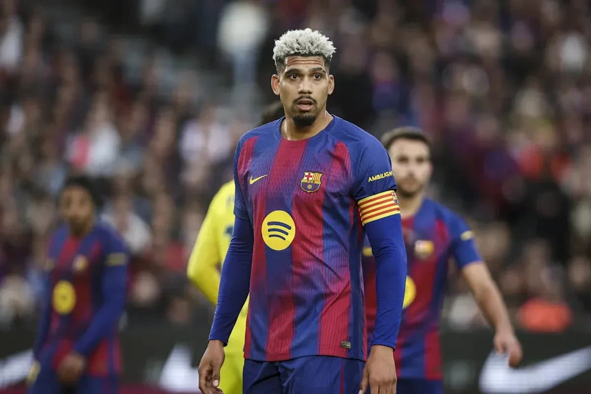 Jugador del FC Barcelona en el campo durante partido Jugador del FC Barcelona en el campo durante partido