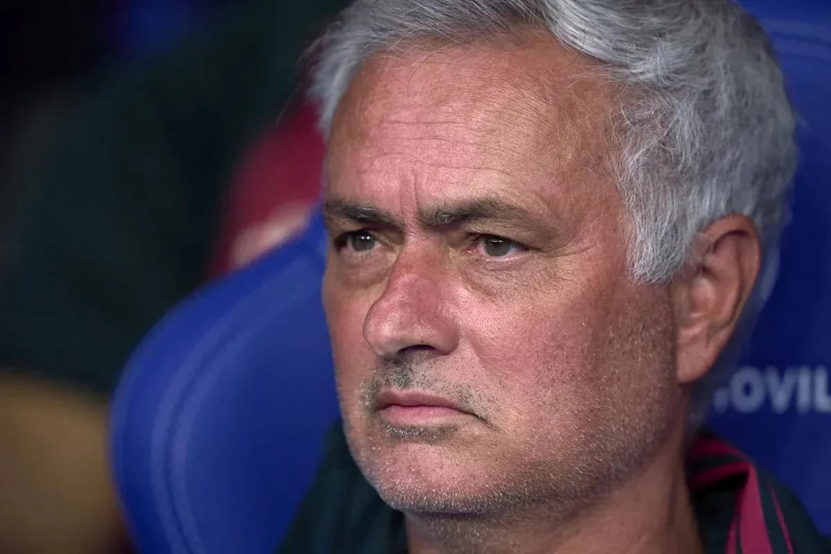 Entrenador observando el partido desde el banquillo Entrenador observando el partido desde el banquillo