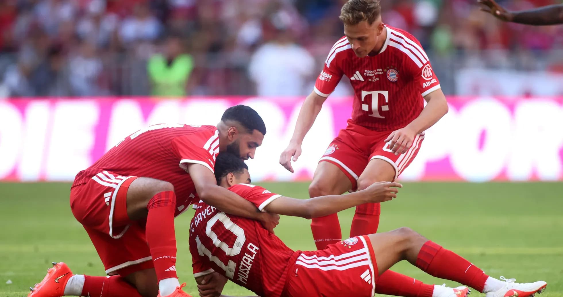 Jugadores de Bayern celebrando en el campo de juego Jugadores de Bayern celebrando en el campo de juego