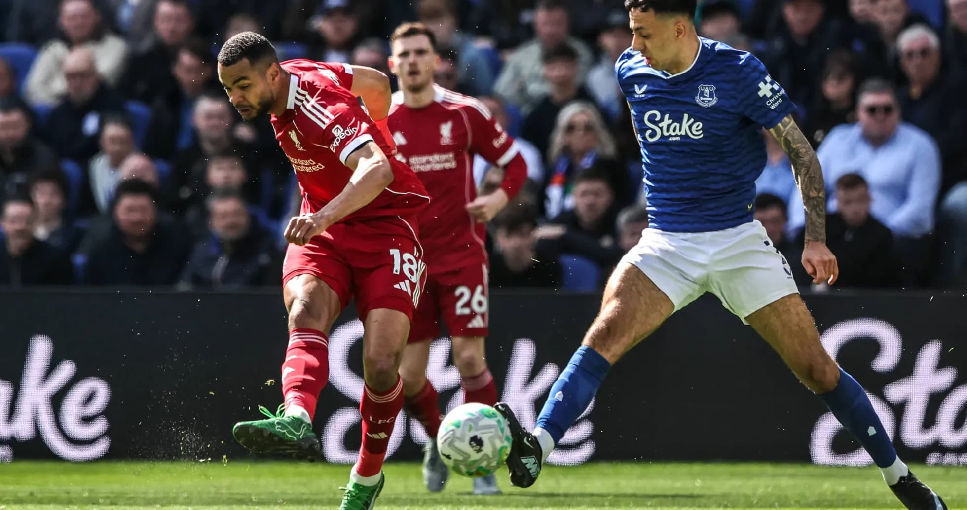 Jugador de Liverpool driblando ante defensor de Everton Jugador de Liverpool driblando ante defensor de Everton