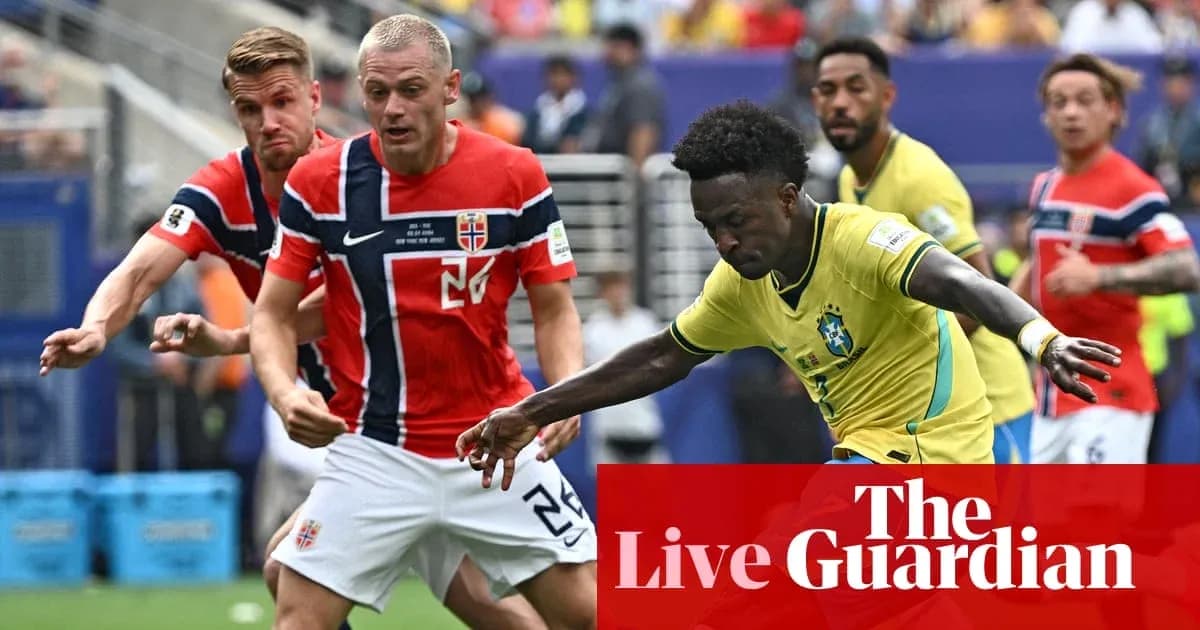 Jugador de Brasil driblando mientras dos noruegos presionan Jugador de Brasil driblando mientras dos noruegos presionan