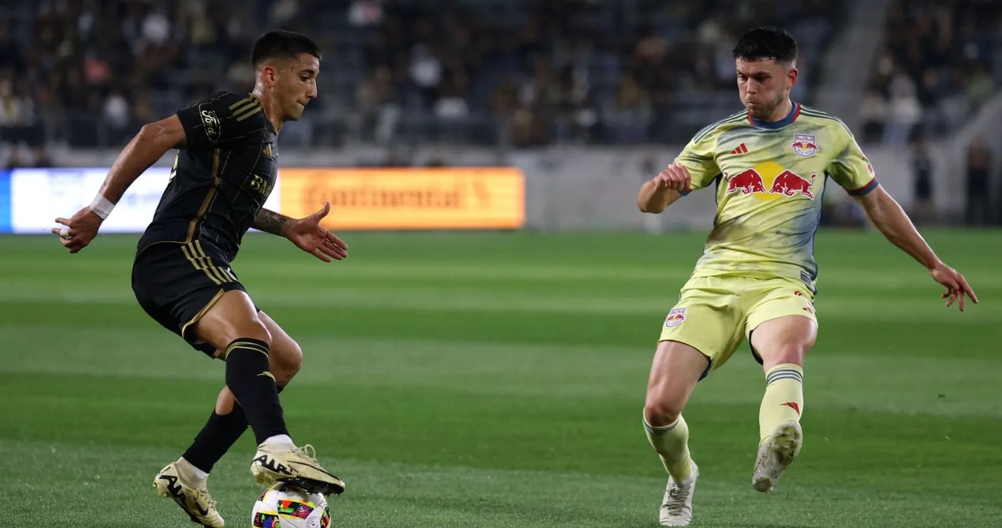 Jugador de Los Angeles FC con el balón Jugador de Los Angeles FC con el balón