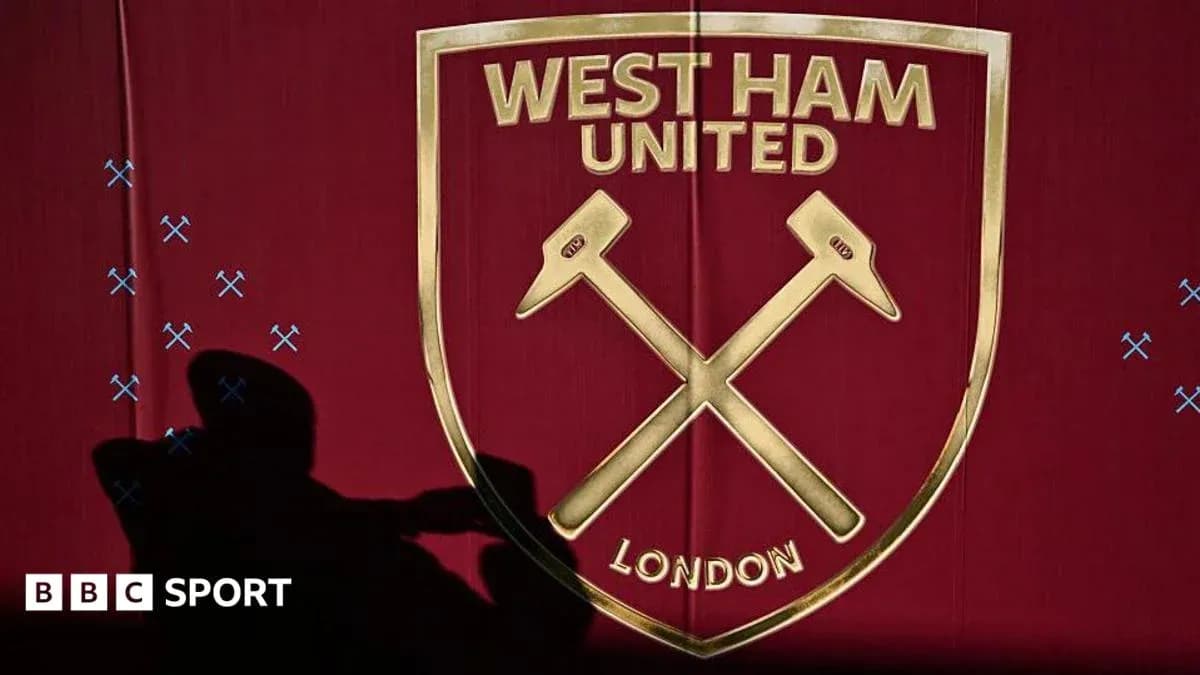 Escudo de West Ham United en fondo rojo Escudo de West Ham United en fondo rojo