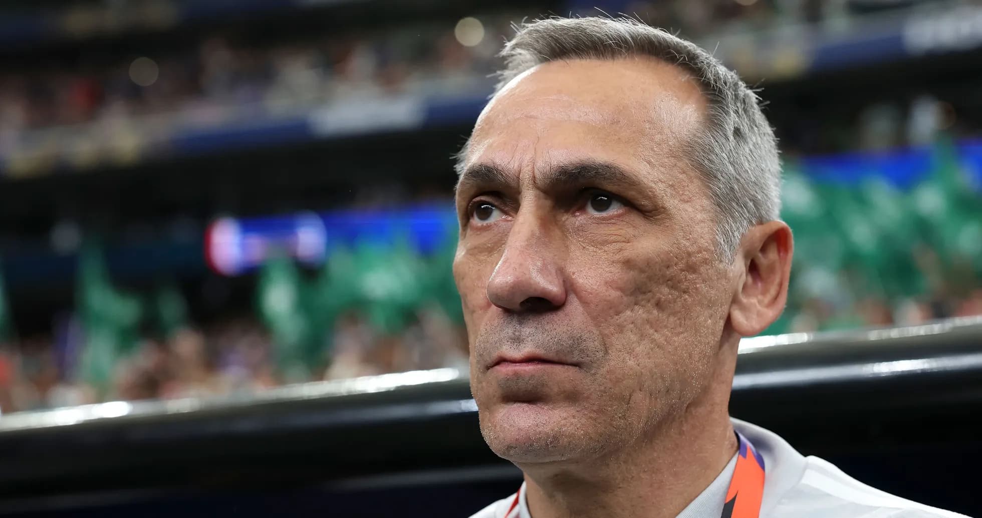 Entrenador observando desde el banquillo durante el partido Entrenador observando desde el banquillo durante el partido