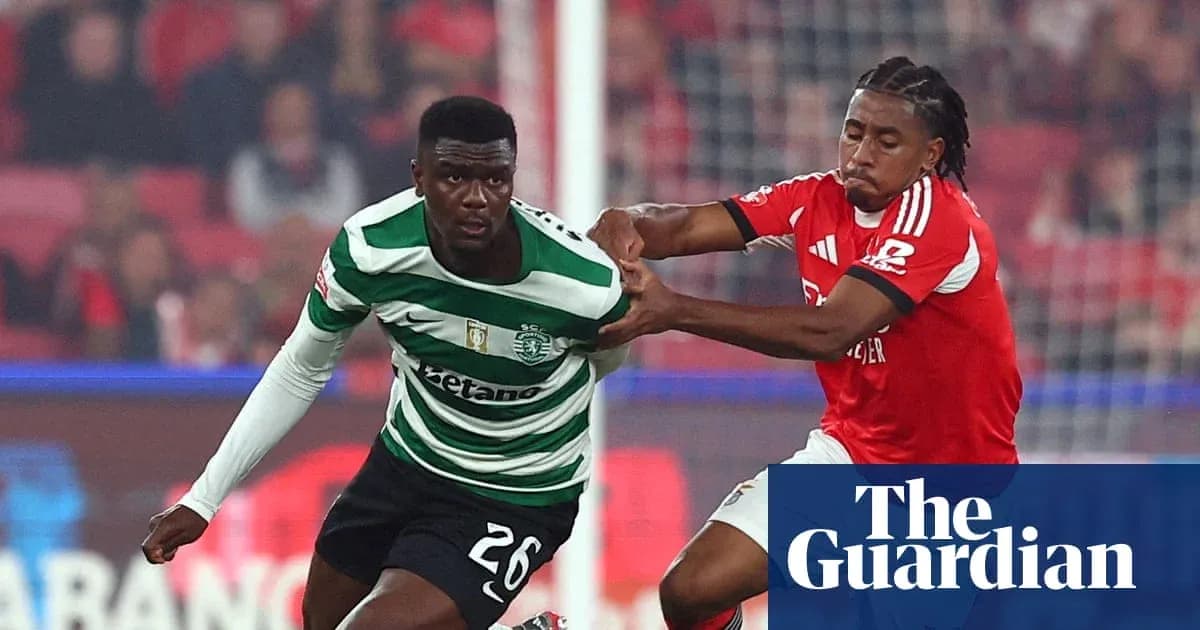Jugador de Sporting luchando por el balón contra Benfica Jugador de Sporting luchando por el balón contra Benfica