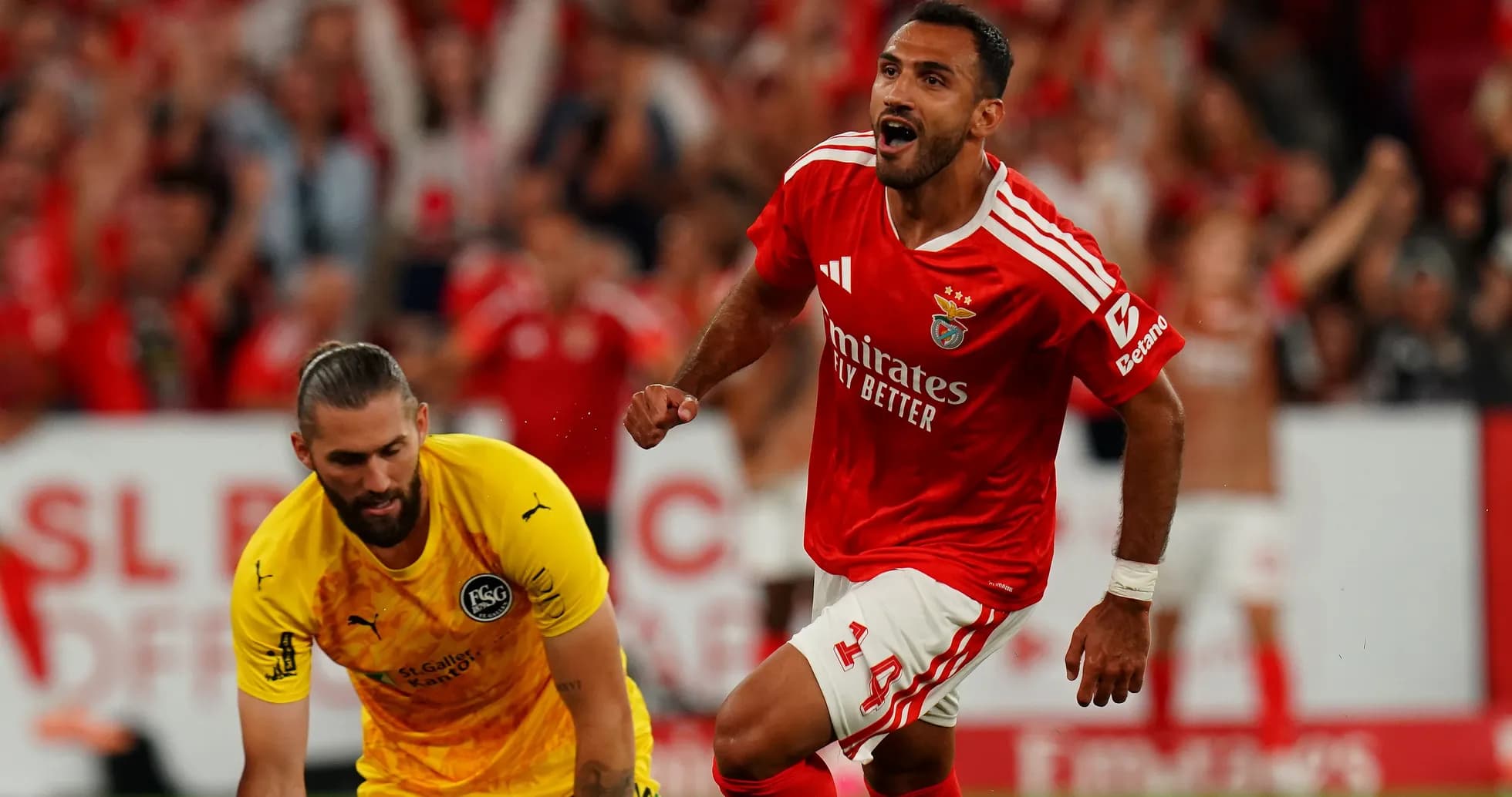 Jugador de Benfica celebrando un gol contra el portero Jugador de Benfica celebrando un gol contra el portero