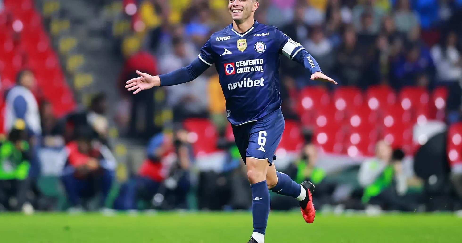 Jugador de Cruz Azul celebrando un gol Jugador de Cruz Azul celebrando un gol