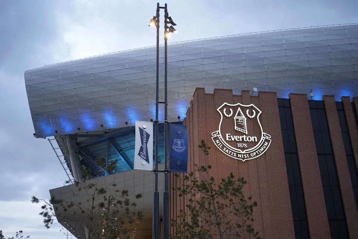 Exterior del estadio de Everton iluminado por la noche Exterior del estadio de Everton iluminado por la noche