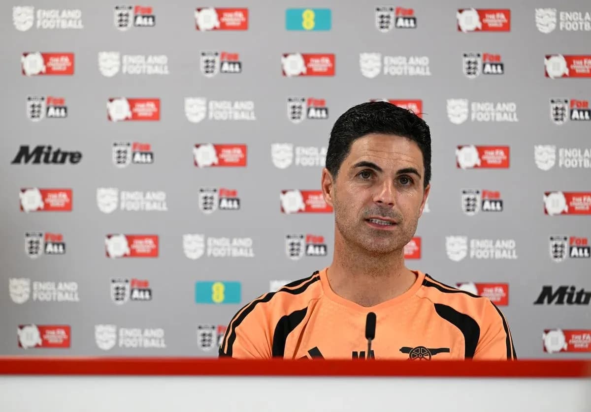 Entrenador en rueda de prensa con fondo de logos Entrenador en rueda de prensa con fondo de logos