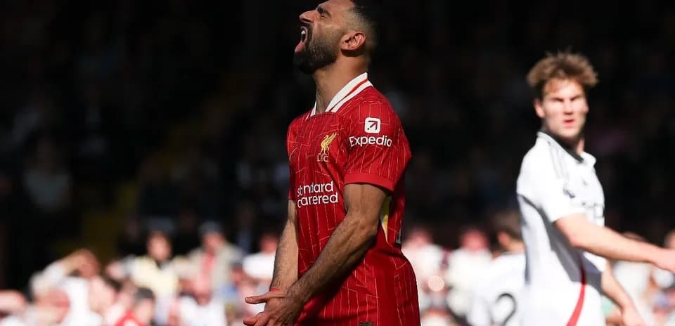 Jugador de Liverpool celebrando un gol Jugador de Liverpool celebrando un gol