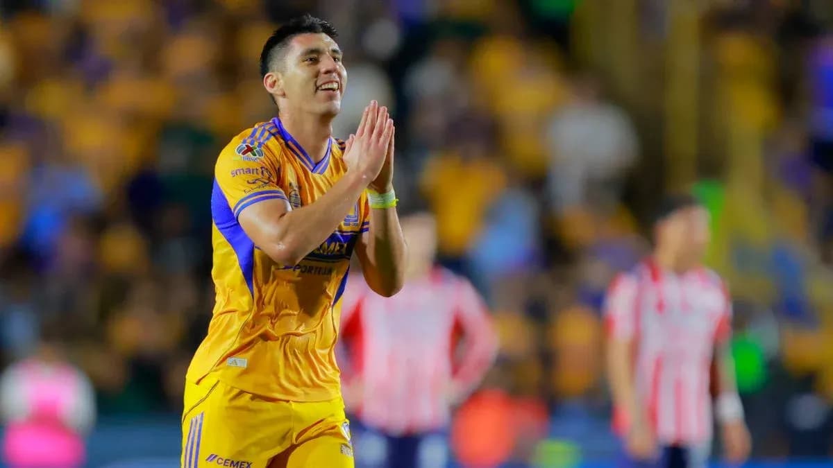 Jugador de Tigres UANL celebrando en el campo Jugador de Tigres UANL celebrando en el campo