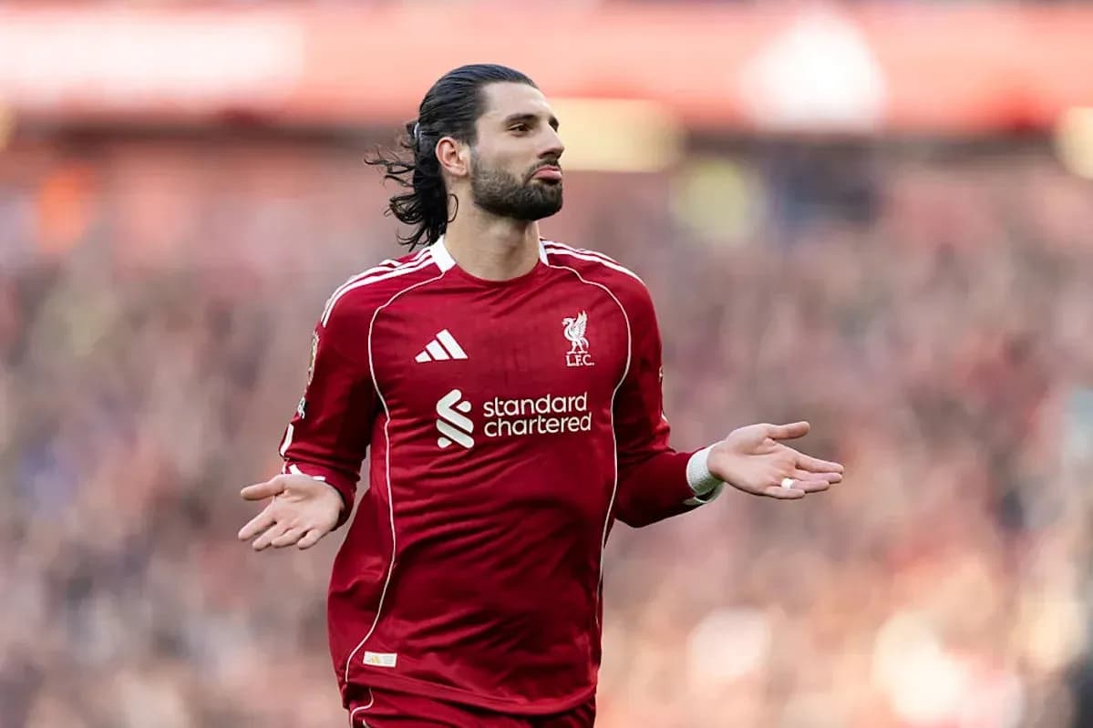 Jugador de Liverpool gesticulando durante el partido Jugador de Liverpool gesticulando durante el partido