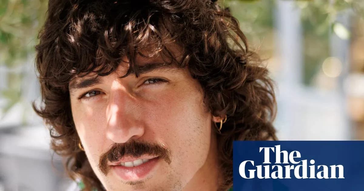 Hombre con cabello rizado y bigote en exterior Hombre con cabello rizado y bigote en exterior