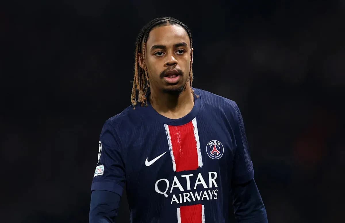 Jugador de PSG en acción durante un partido Jugador de PSG en acción durante un partido