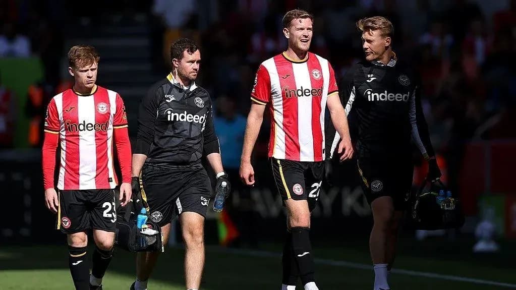 Jugadores de Brentford saliendo del campo tras partido Jugadores de Brentford saliendo del campo tras partido