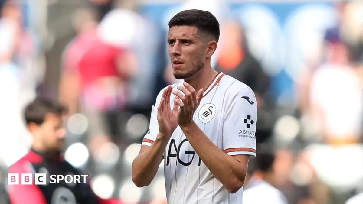 Jugador de Swansea City aplaudiendo en el campo Jugador de Swansea City aplaudiendo en el campo
