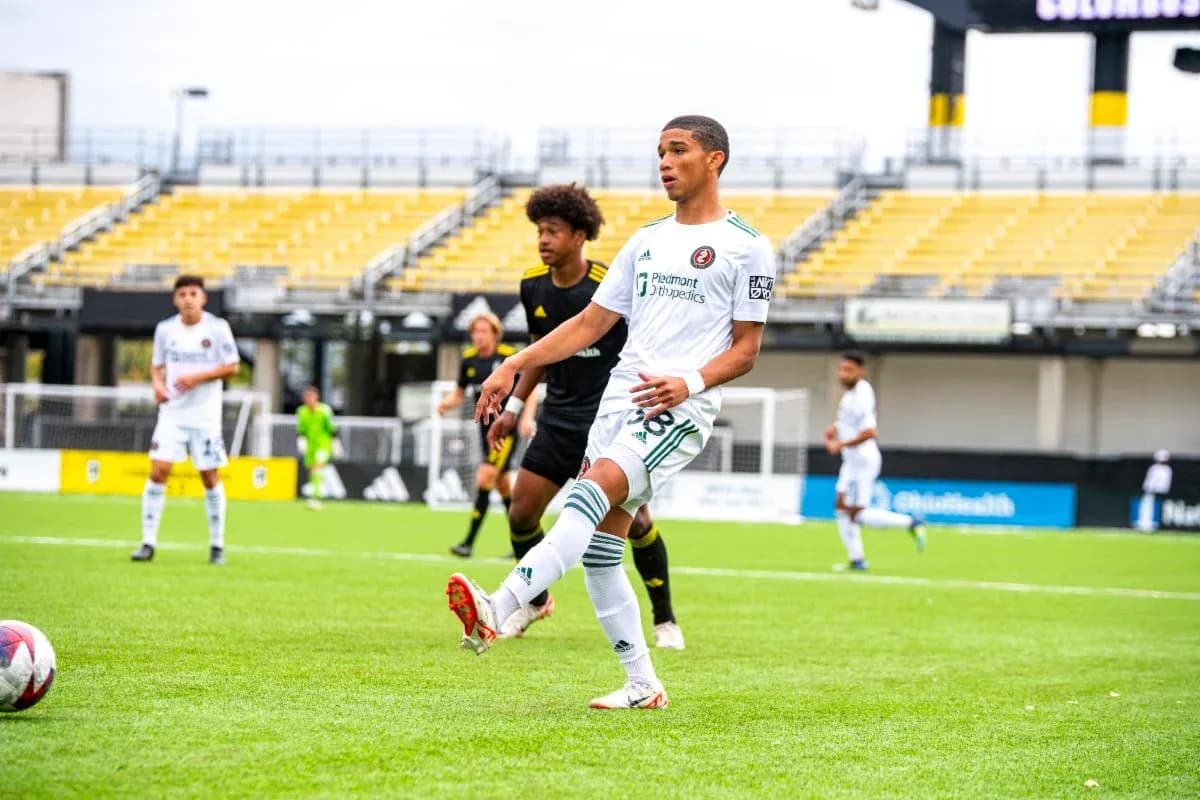 Jugador de Atlanta United II en acción Jugador de Atlanta United II en acción