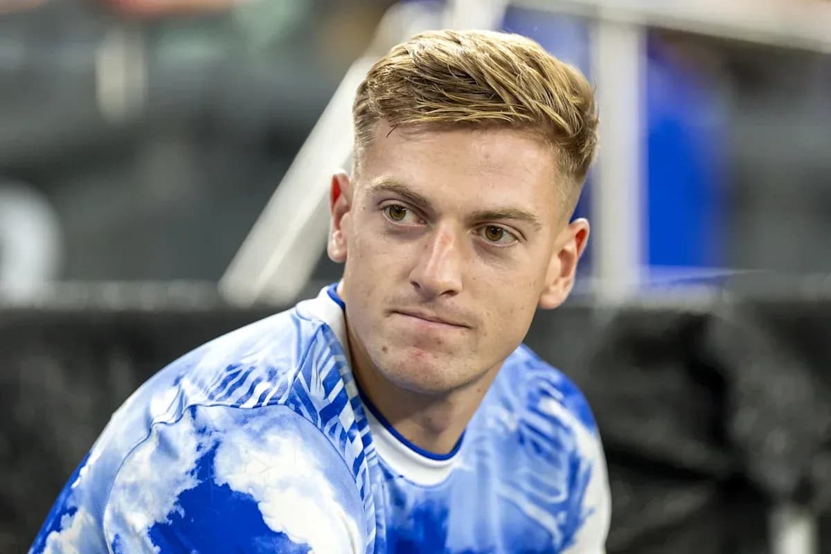 Jugador sentado con camiseta azul antes del partido Jugador sentado con camiseta azul antes del partido