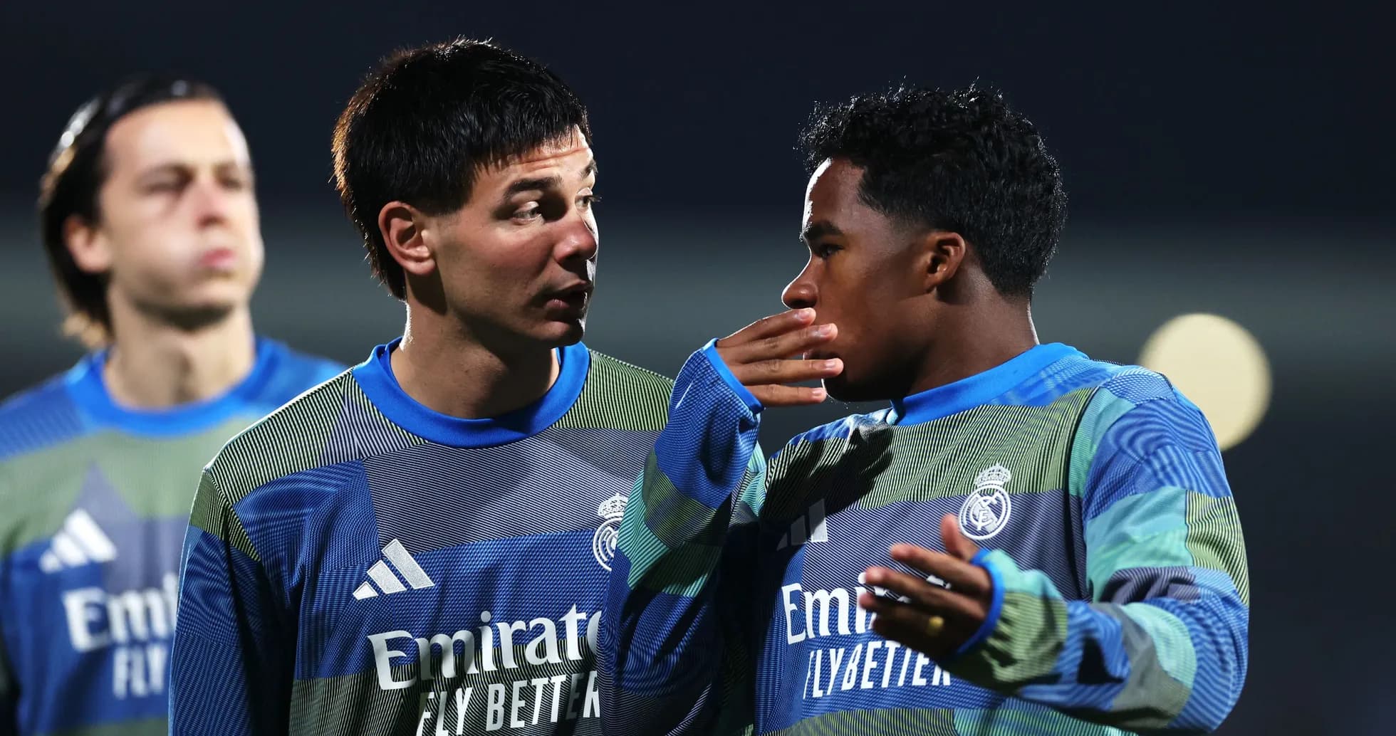 Jugadores de Real Madrid conversando en entrenamiento Jugadores de Real Madrid conversando en entrenamiento