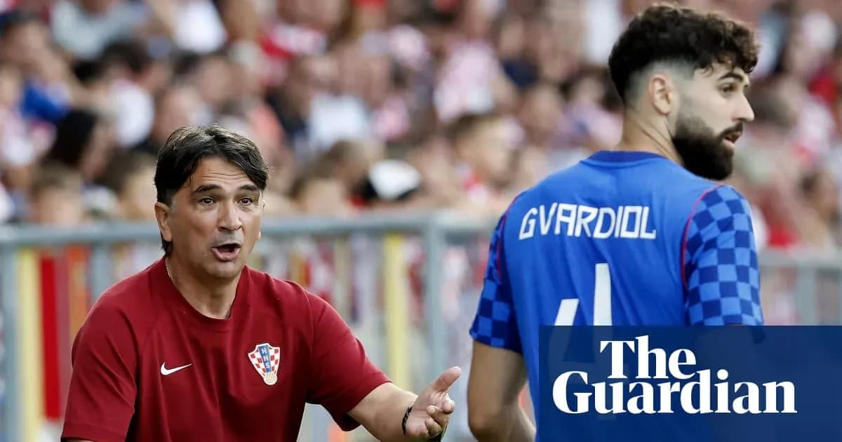 Entrenador de Croacia hablando con jugador en partido Entrenador de Croacia hablando con jugador en partido