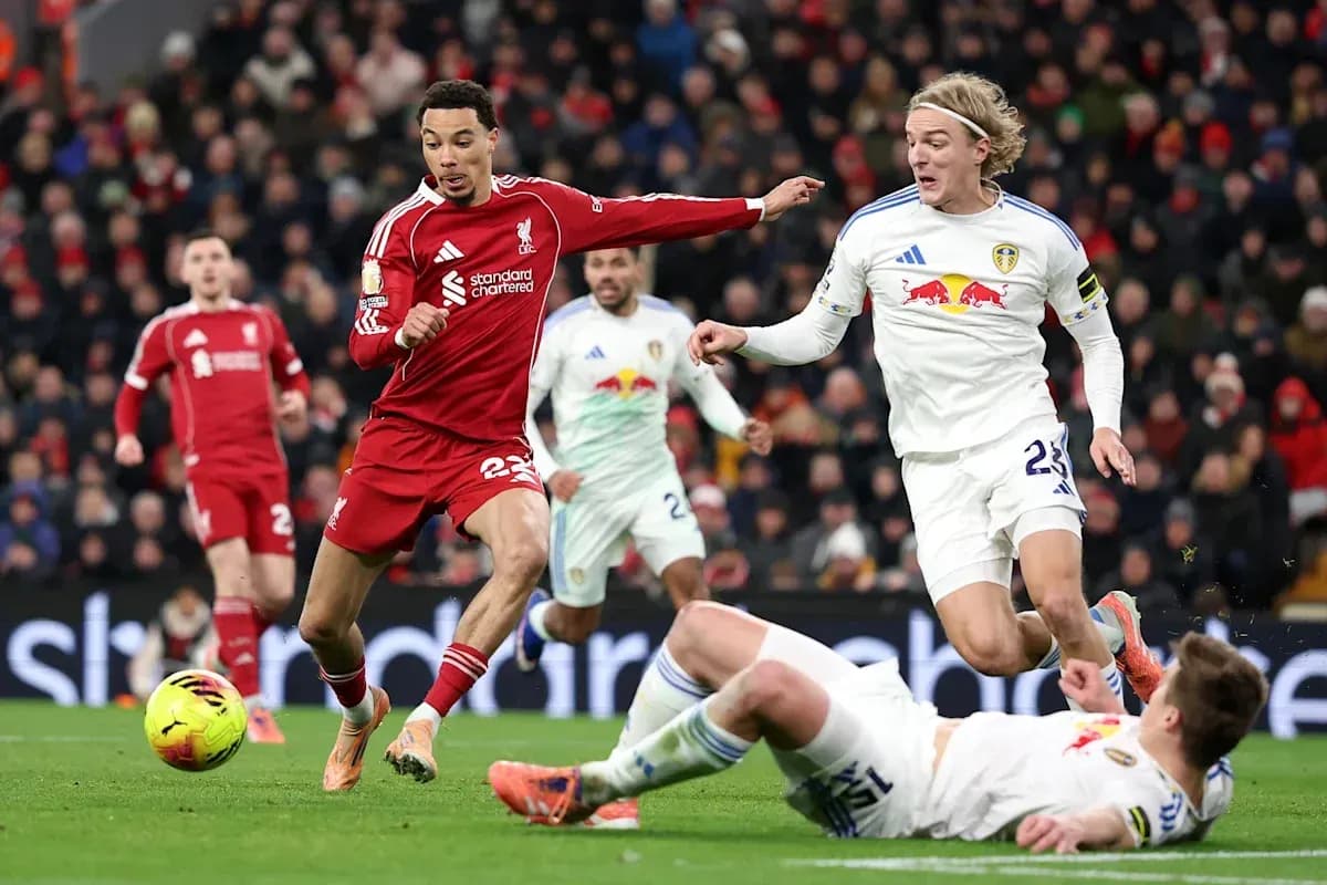 Jugador de Liverpool driblando ante jugadores de Leeds Jugador de Liverpool driblando ante jugadores de Leeds