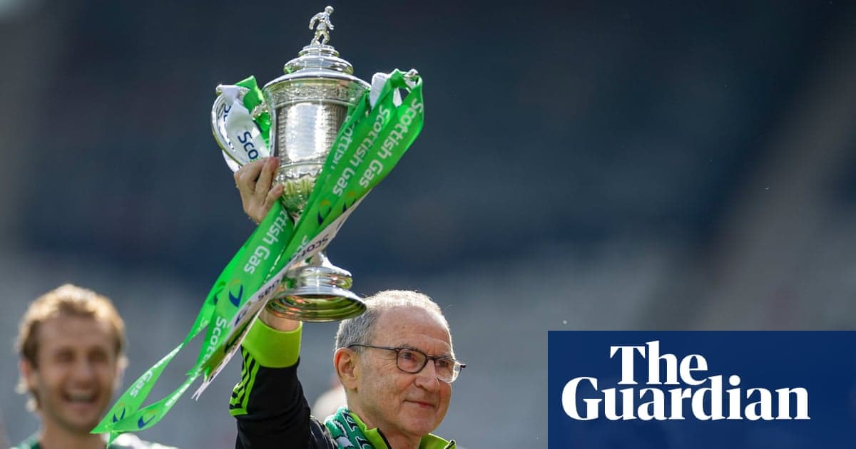 Entrenador levantando el trofeo con cintas verdes Entrenador levantando el trofeo con cintas verdes