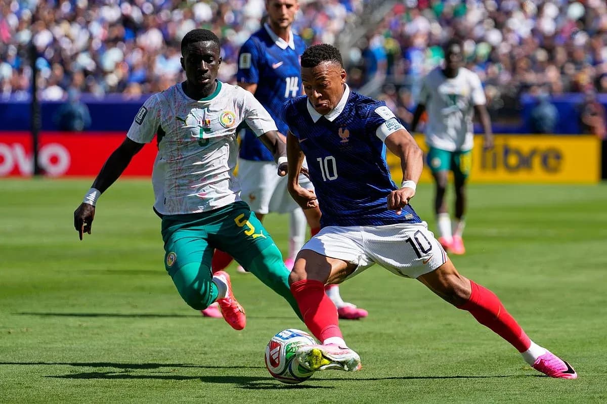 Jugador de Francia y Senegal en acción Jugador de Francia y Senegal en acción
