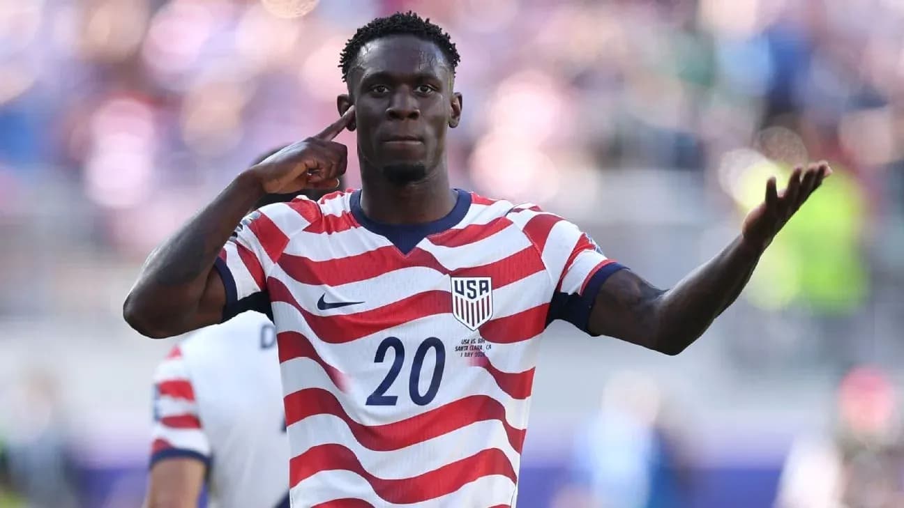Jugador de Estados Unidos celebrando un gol en partido Jugador de Estados Unidos celebrando un gol en partido