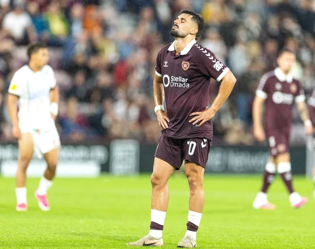 Jugador de Heart Of Midlothian en el campo Jugador de Heart Of Midlothian en el campo