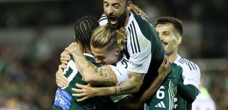 Jugadores de Panathinaikos celebrando un gol Jugadores de Panathinaikos celebrando un gol