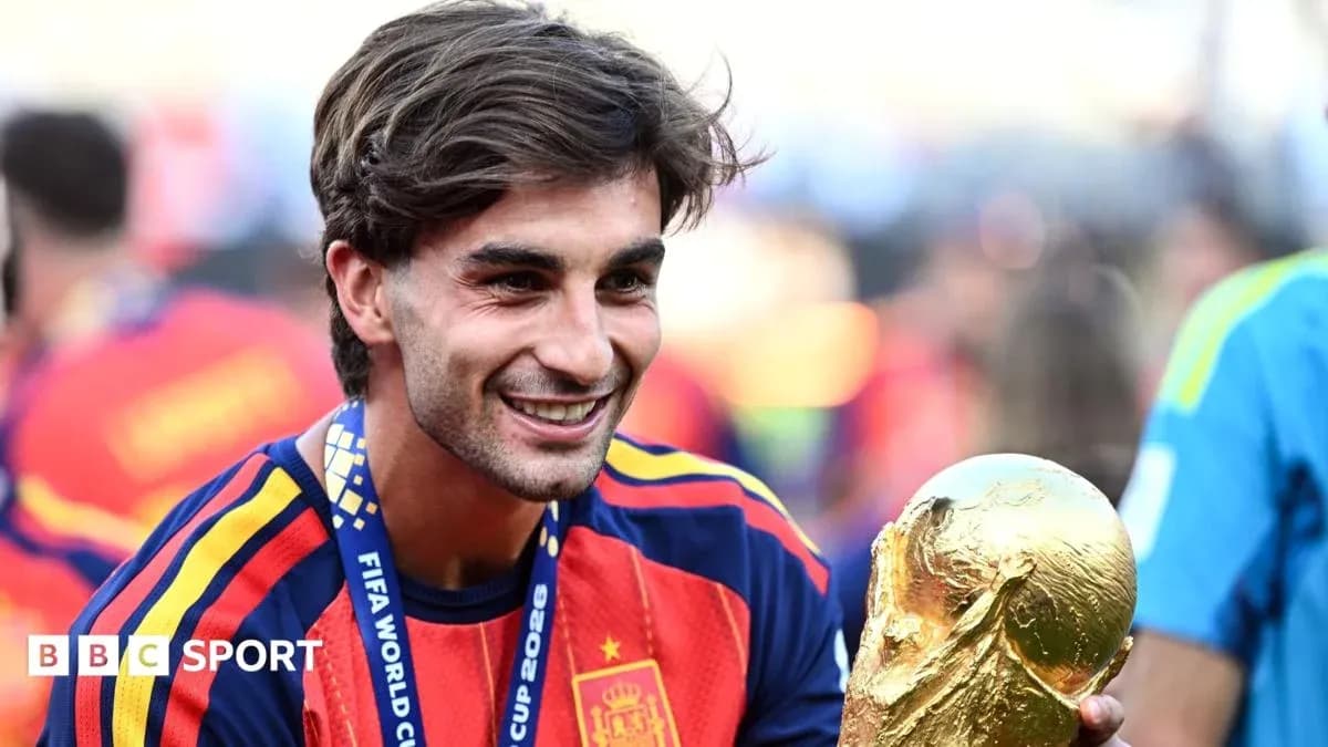 Jugador de España sosteniendo el trofeo de la Copa Mundial Jugador de España sosteniendo el trofeo de la Copa Mundial