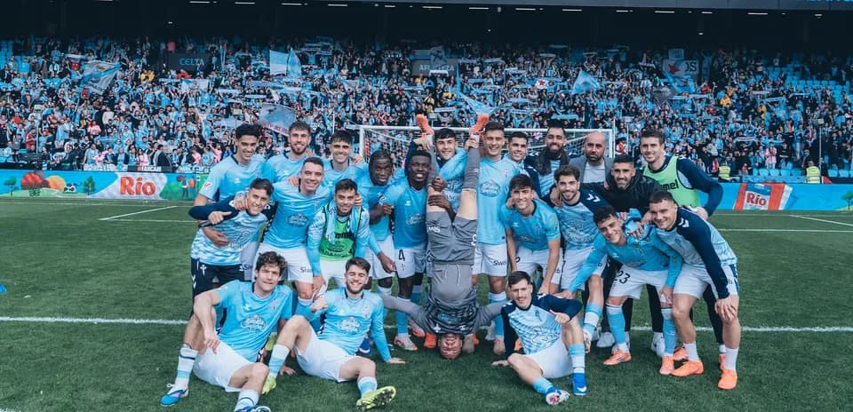 Equipo de Celta de Vigo celebrando con aficionados Equipo de Celta de Vigo celebrando con aficionados