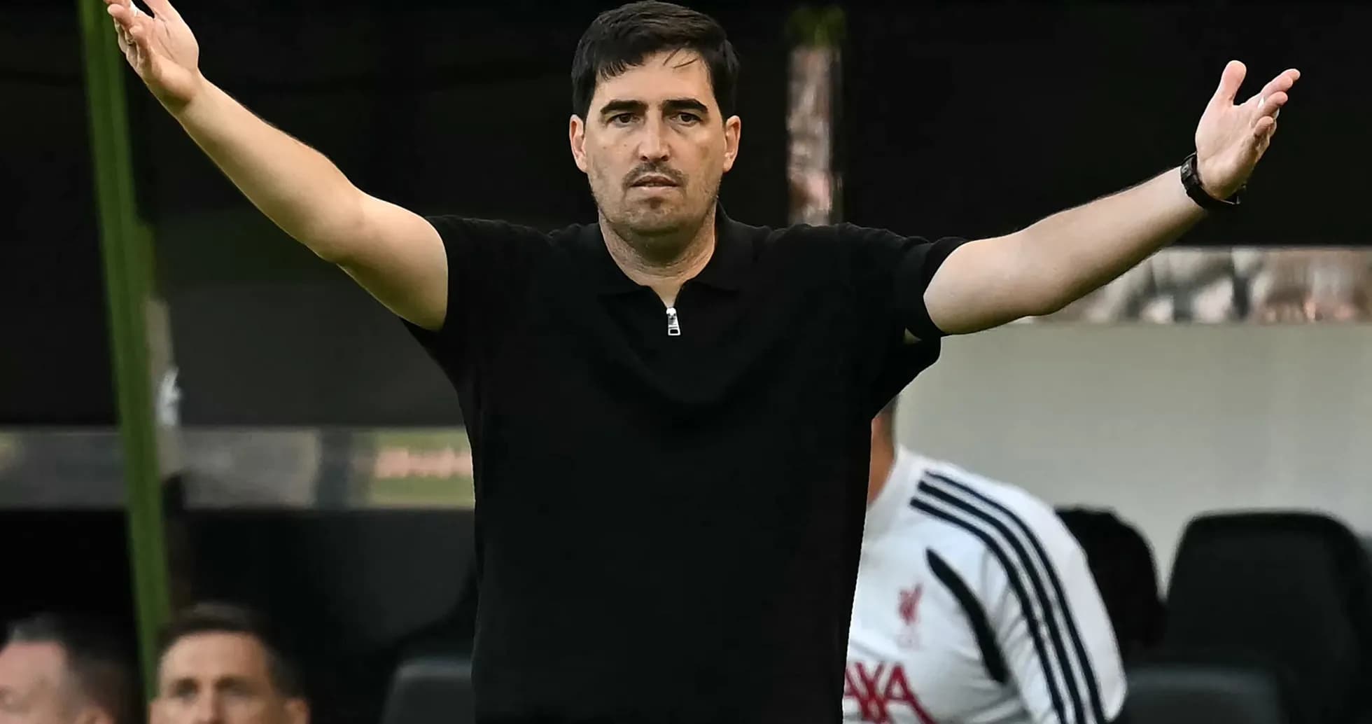 Entrenador gesticulando en la línea de banda Entrenador gesticulando en la línea de banda