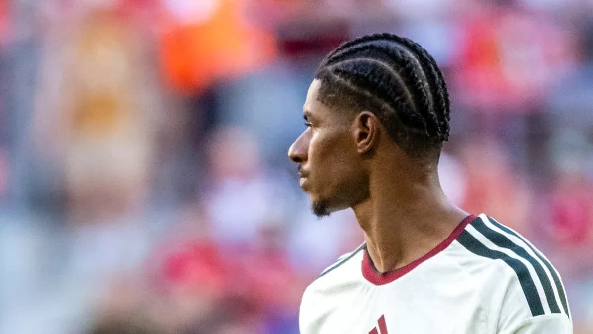 Jugador de fútbol con trenzas en el campo Jugador de fútbol con trenzas en el campo