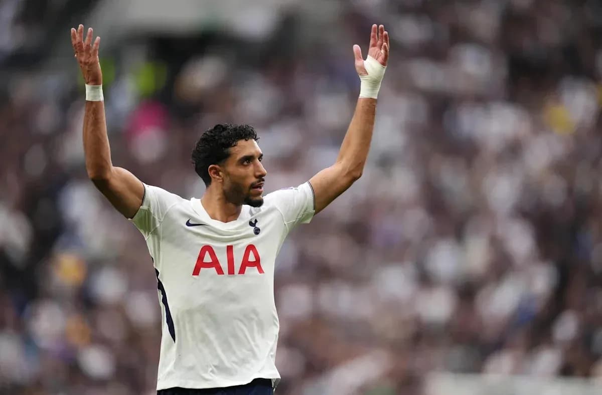 Jugador de Tottenham levantando las manos en señal de protesta Jugador de Tottenham levantando las manos en señal de protesta