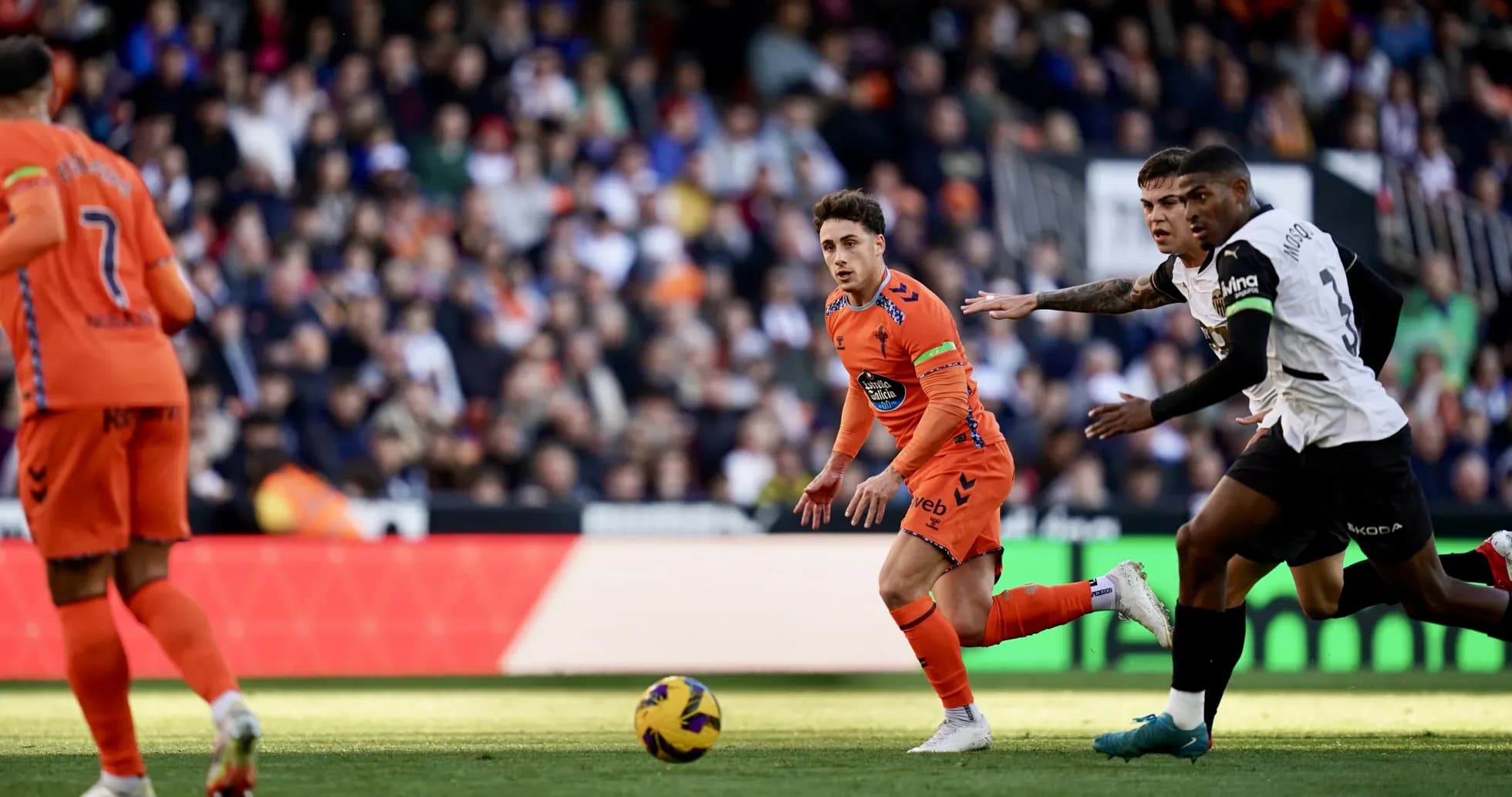 Jugadores de Valencia y Celta de Vigo en acción Jugadores de Valencia y Celta de Vigo en acción