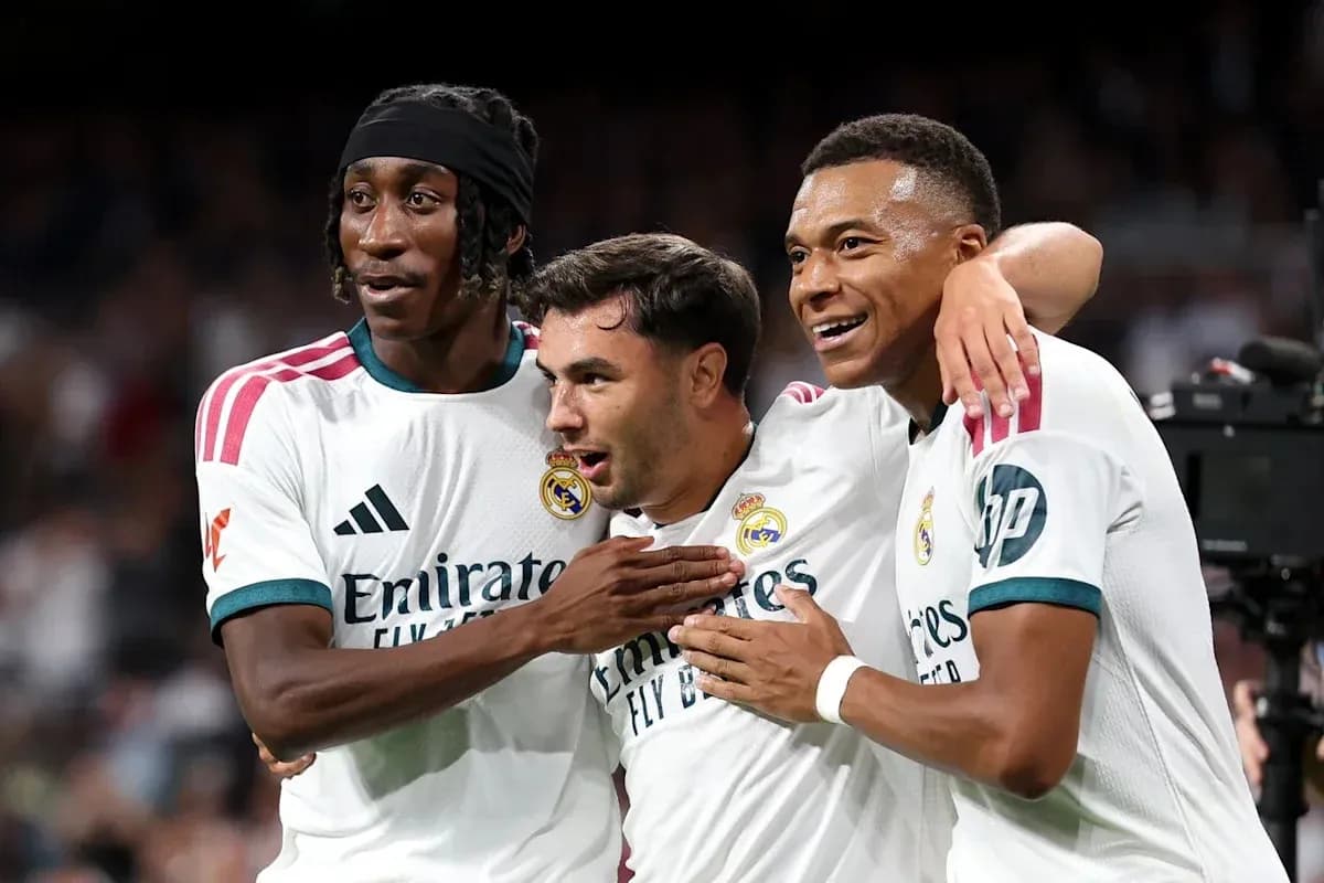 Jugadores de Real Madrid celebrando un gol juntos Jugadores de Real Madrid celebrando un gol juntos