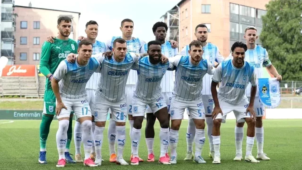 Jugadores de Universitatea Craiova posando en equipo Jugadores de Universitatea Craiova posando en equipo