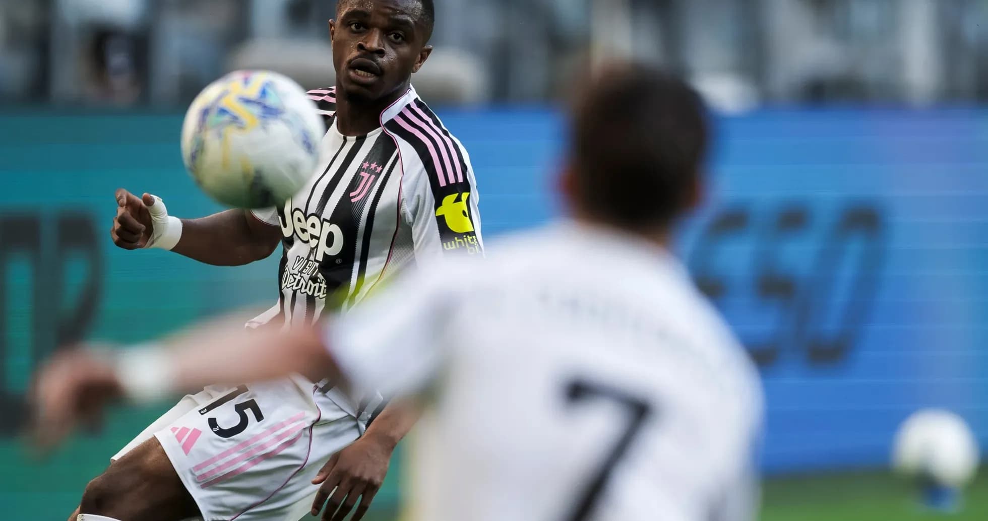 Jugador de Juventus controlando el balón en partido Jugador de Juventus controlando el balón en partido