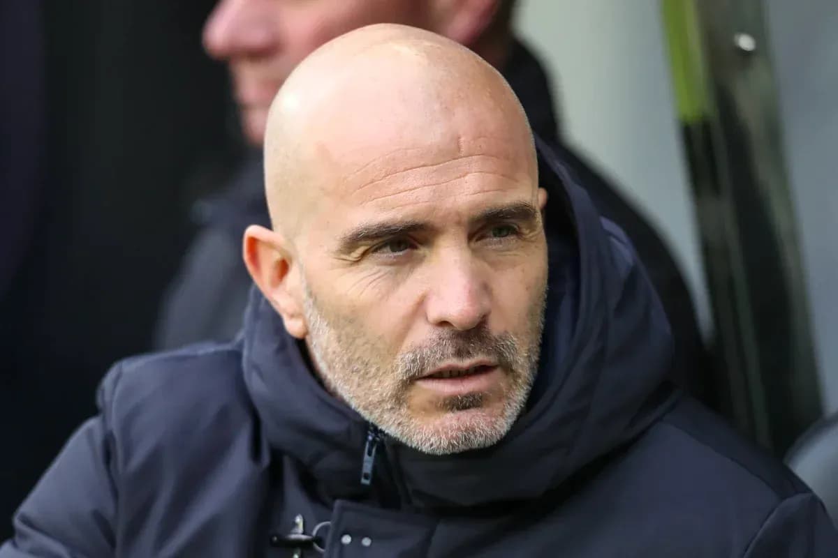 Entrenador observando desde el banquillo durante el partido Entrenador observando desde el banquillo durante el partido