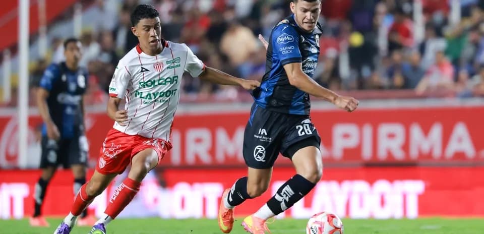 Jugadores de Querétaro y Necaxa en acción Jugadores de Querétaro y Necaxa en acción