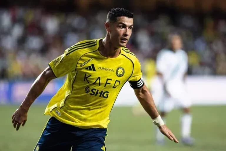 Cristiano Ronaldo jugando con el Al Nassr en el campo Cristiano Ronaldo jugando con el Al Nassr en el campo