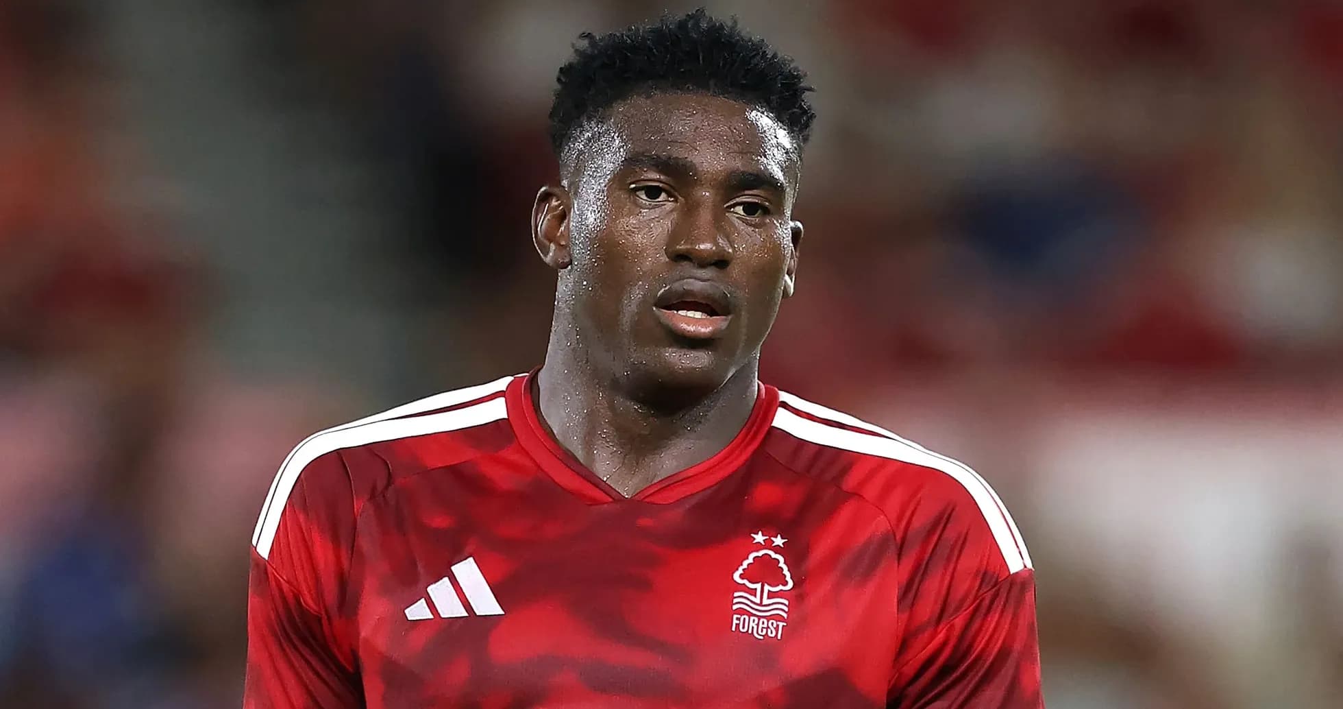 Jugador de Nottingham Forest en camiseta roja durante el partido Jugador de Nottingham Forest en camiseta roja durante el partido