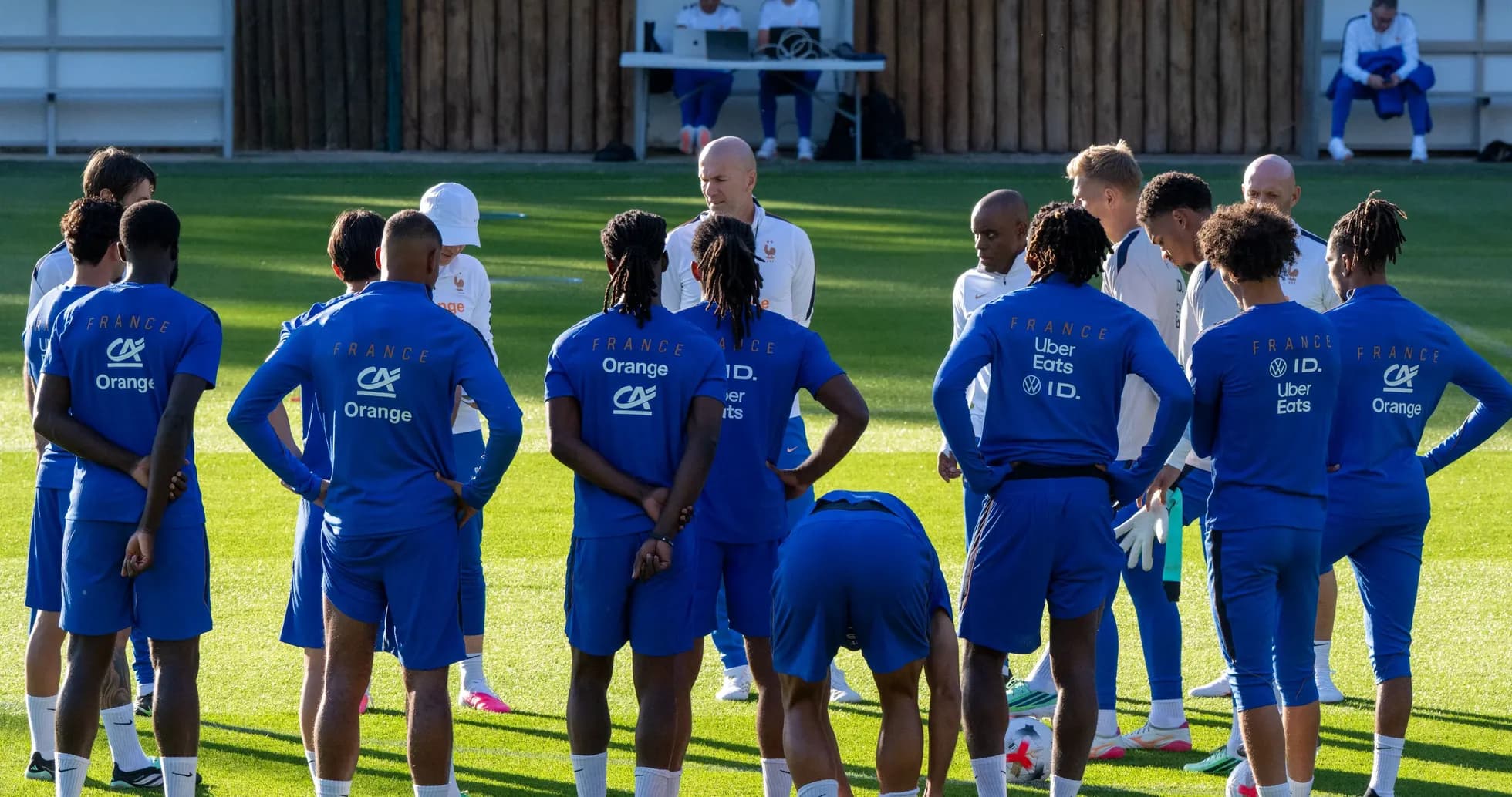 Jugadores de Francia reunidos durante sesión de entrenamiento Jugadores de Francia reunidos durante sesión de entrenamiento