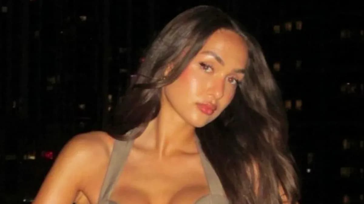Mujer con cabello largo posando en la noche Mujer con cabello largo posando en la noche
