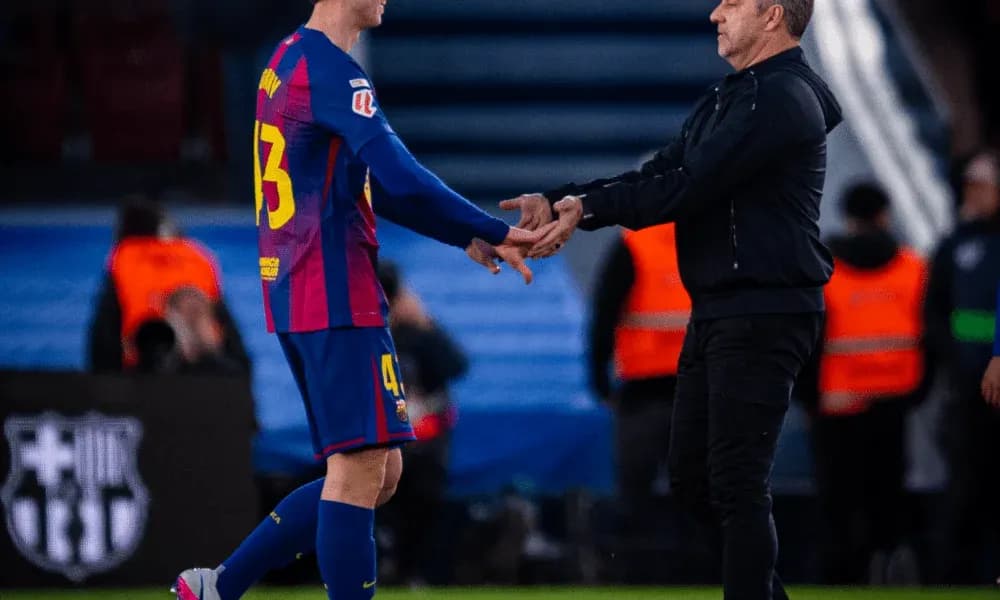 Jugador y entrenador estrechando manos en el campo Jugador y entrenador estrechando manos en el campo