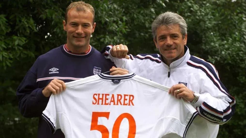 Alan Shearer y entrenador mostrando camiseta con número 50 Alan Shearer y entrenador mostrando camiseta con número 50
