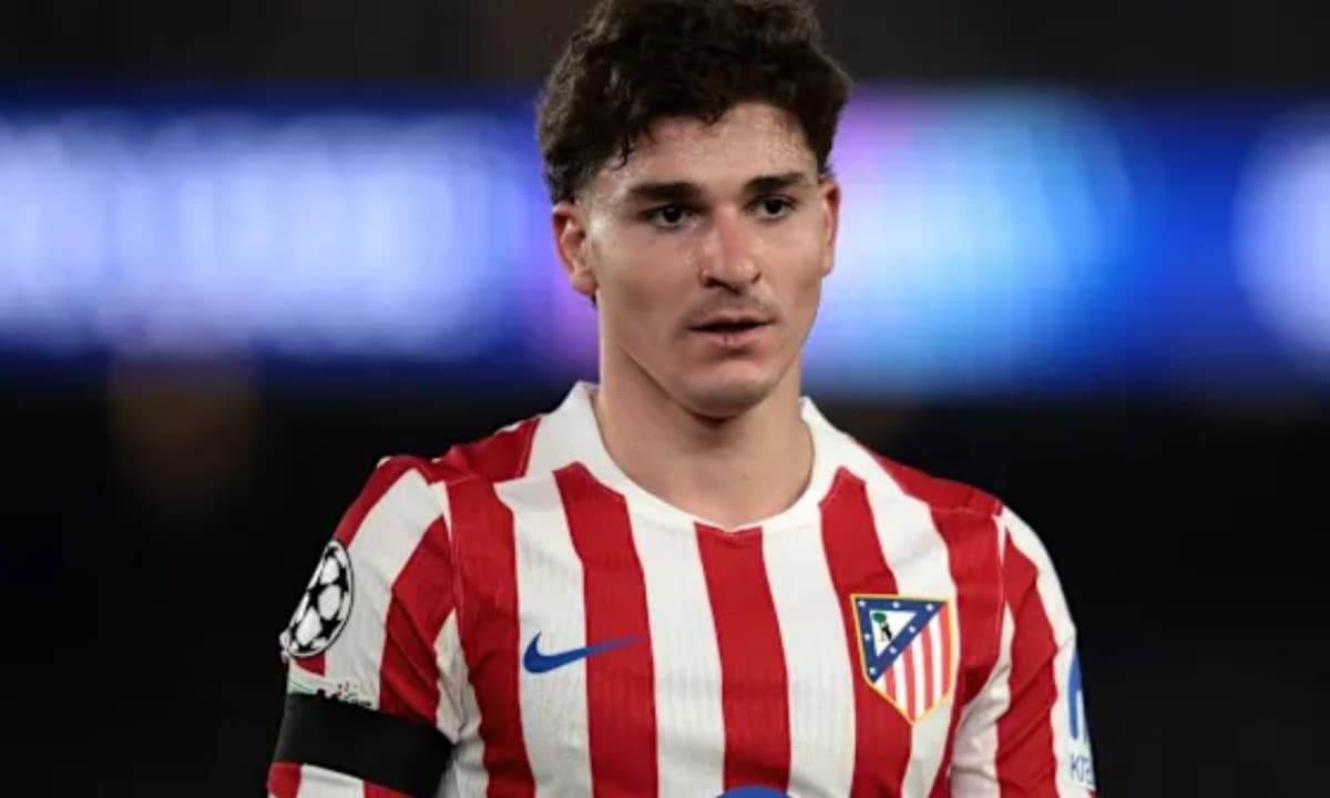 Jugador de Atlético de Madrid en uniforme de partido Jugador de Atlético de Madrid en uniforme de partido